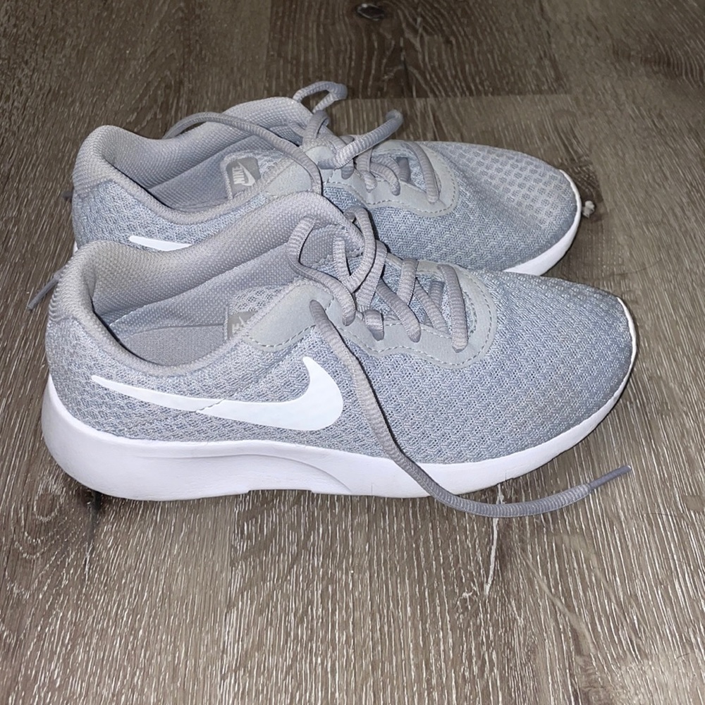 Girls Grey Nike Tanjun Sneakers